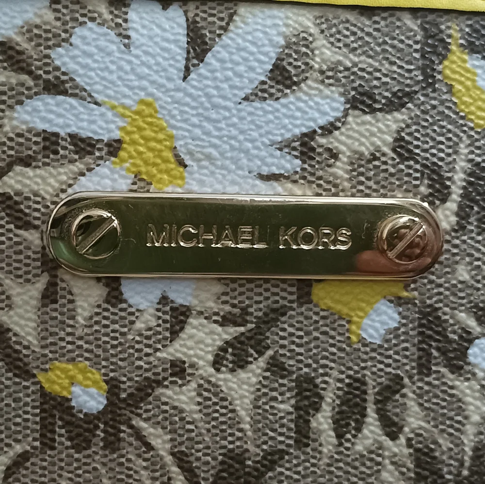 Combo: Authentic Michael Kors Jet Set Travel Signature Carryall Tote and Wallet - Picture 16 of 16